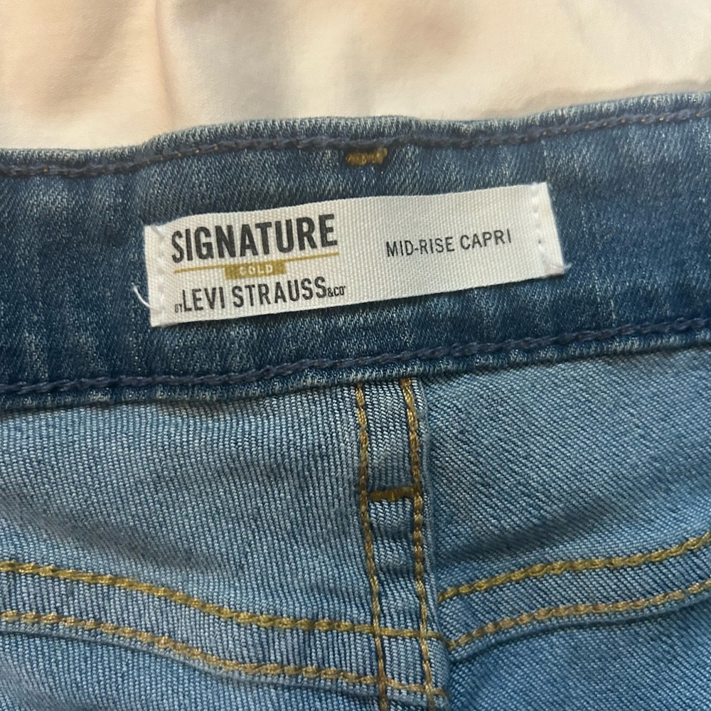 Signature by Levi Strauss Mid-Rise Capri Jeans - EUC - Picture 2 of 6